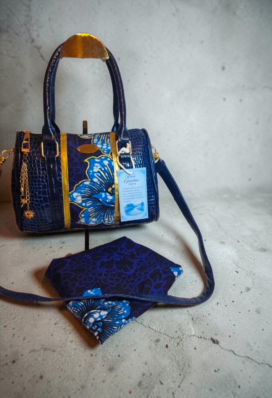 African Wax Print/Vegan leather Barrel Bag (895 kr)