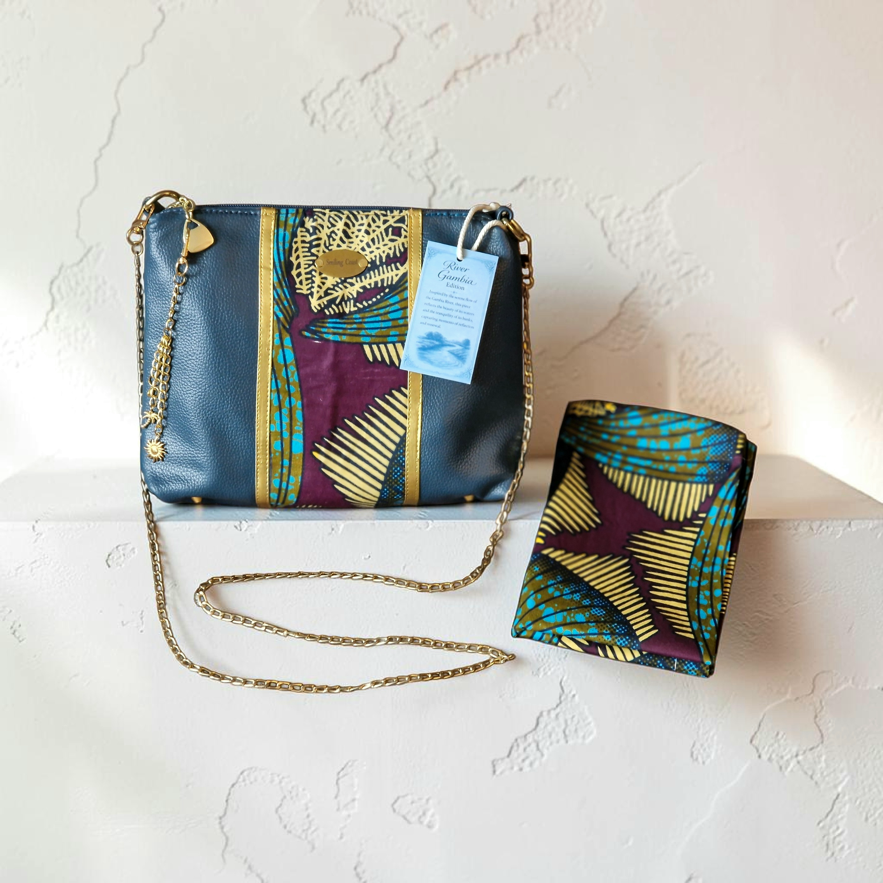 African waxprint/Vegan leather  Crossbody Bag (995 kr)