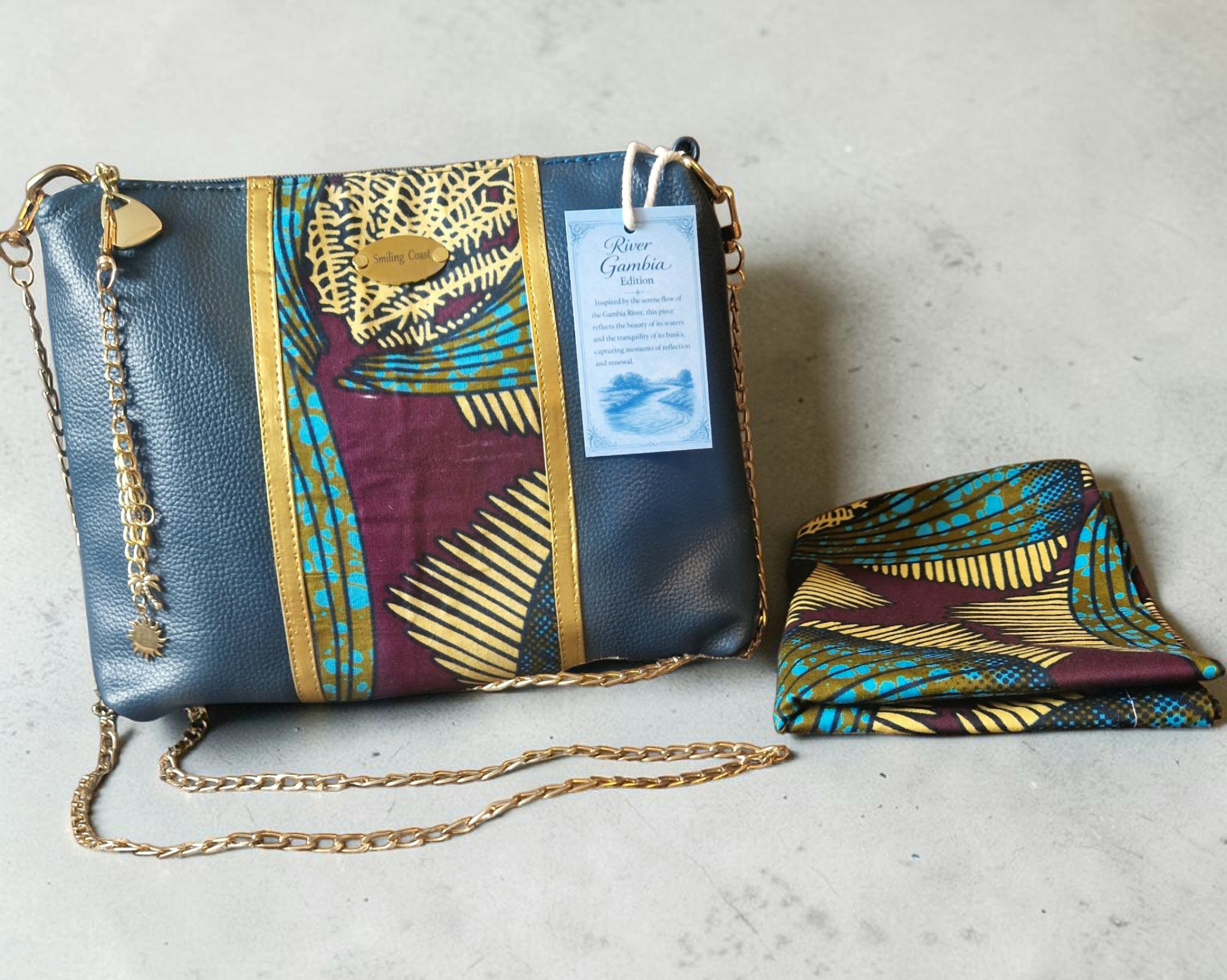 African waxprint/Vegan leather  Crossbody Bag (995 kr)