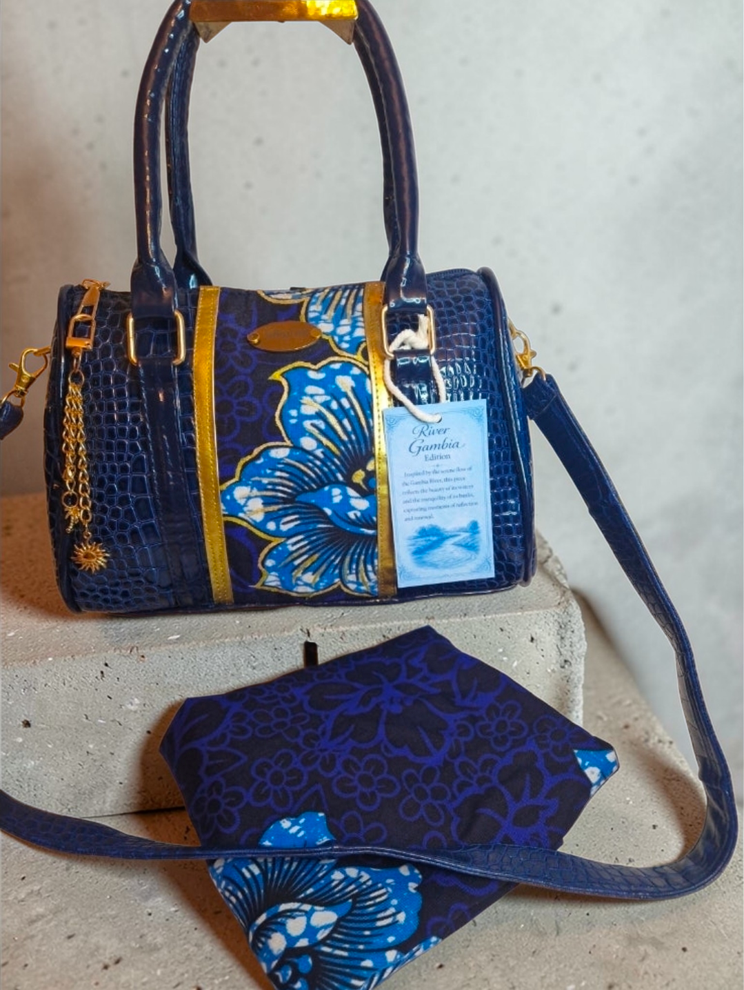 African Wax Print/Vegan leather Barrel Bag (895 kr)